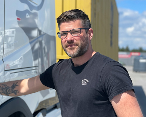 Nybilinstruktør Vidar Enderod overleverte to elektriske lastebiler til Sandefjord Transport